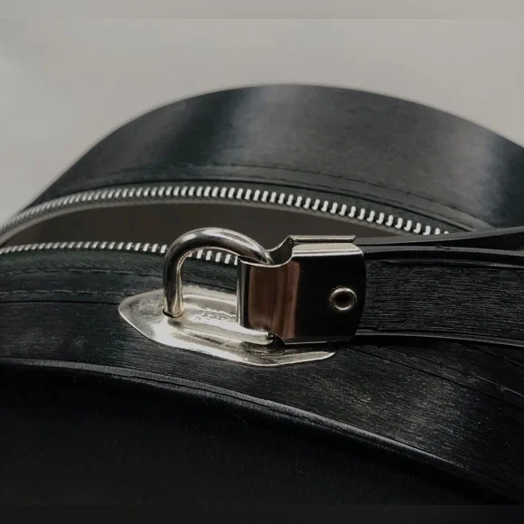 Sleek Vintage Round Zippered Cosmetic Travel Case - Picture 15 of 16